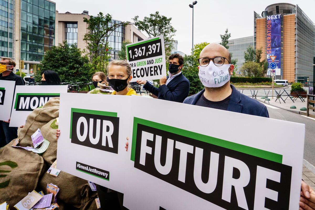 Delivery of a 1.3 Million Signature Petition to EU Leaders in Brussels. © Eric De Mildt / Greenpeace