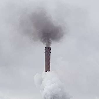 ТЕЦ „Бобов дол“ изпуска непречистени емисии (от високия комин) по време на разпалване на инсталацията, въздушна снимка на високия комин, Големо село, януари 2021 г.