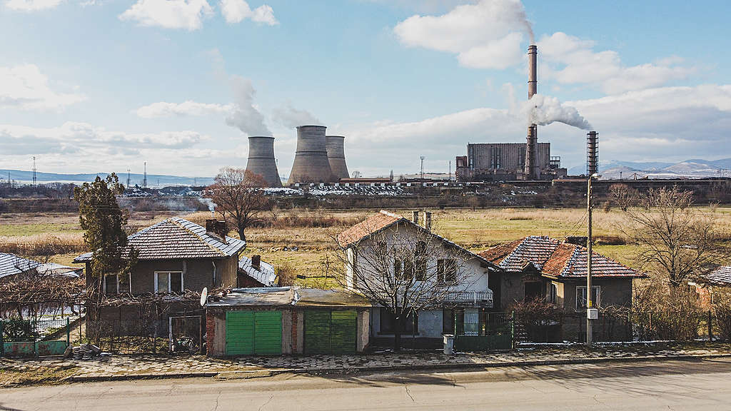 ТЕЦ „Бобов дол“ изпуска непречистен емисии (от високия комин) по време на разпалване на инсталацията, въздушна снимка близо до къщи в Големо село, януари 2021 г.
