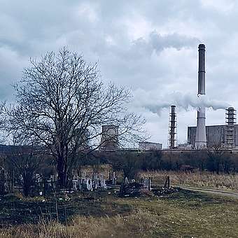ТЕЦ „Бобов дол“ изпуска непречистени емисии (от високия комин) по време на разпалване на инсталацията, на преден план са гробищата на Големо село, март 2019 г.