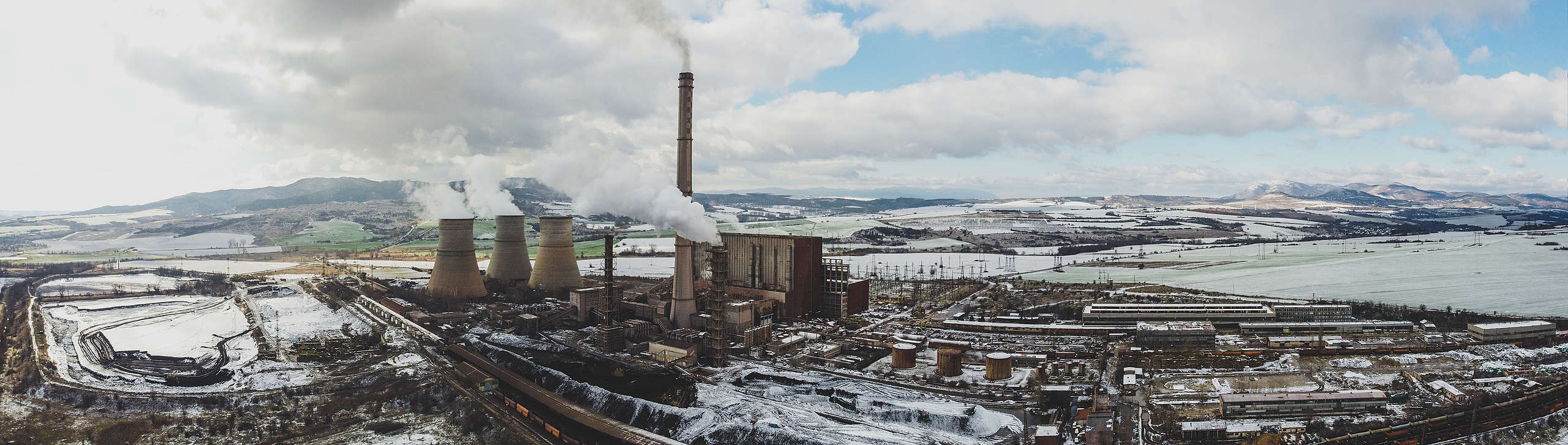 ТЕЦ „Бобов дол“ изпуска непречистени емисии по време на разпалване на инсталацията, въздушна снимка на комплекса, Големо село, януари 2021 г.