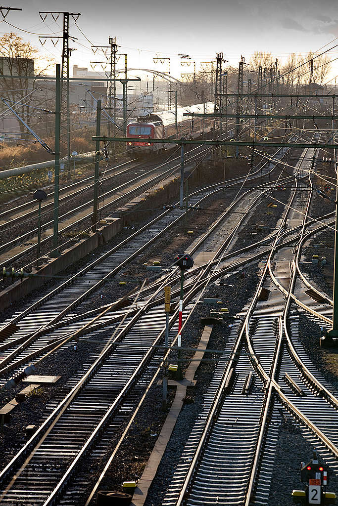 Frankfurt Central Station. © Steve Morgan / Greenpeace