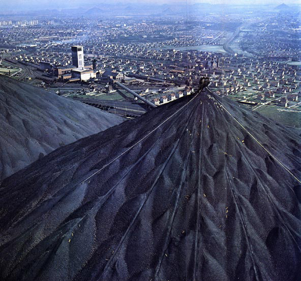 Отпадъците от въгледобива се трупат върху насипите кряй Лос ан Гоел, юни 1965 г. © Община Лос ан Гоел Отпадъците от въгледобива се трупат върху насипите кряй Лос ан Гоел, юни 1965 г. © Община Лос ан Гоел