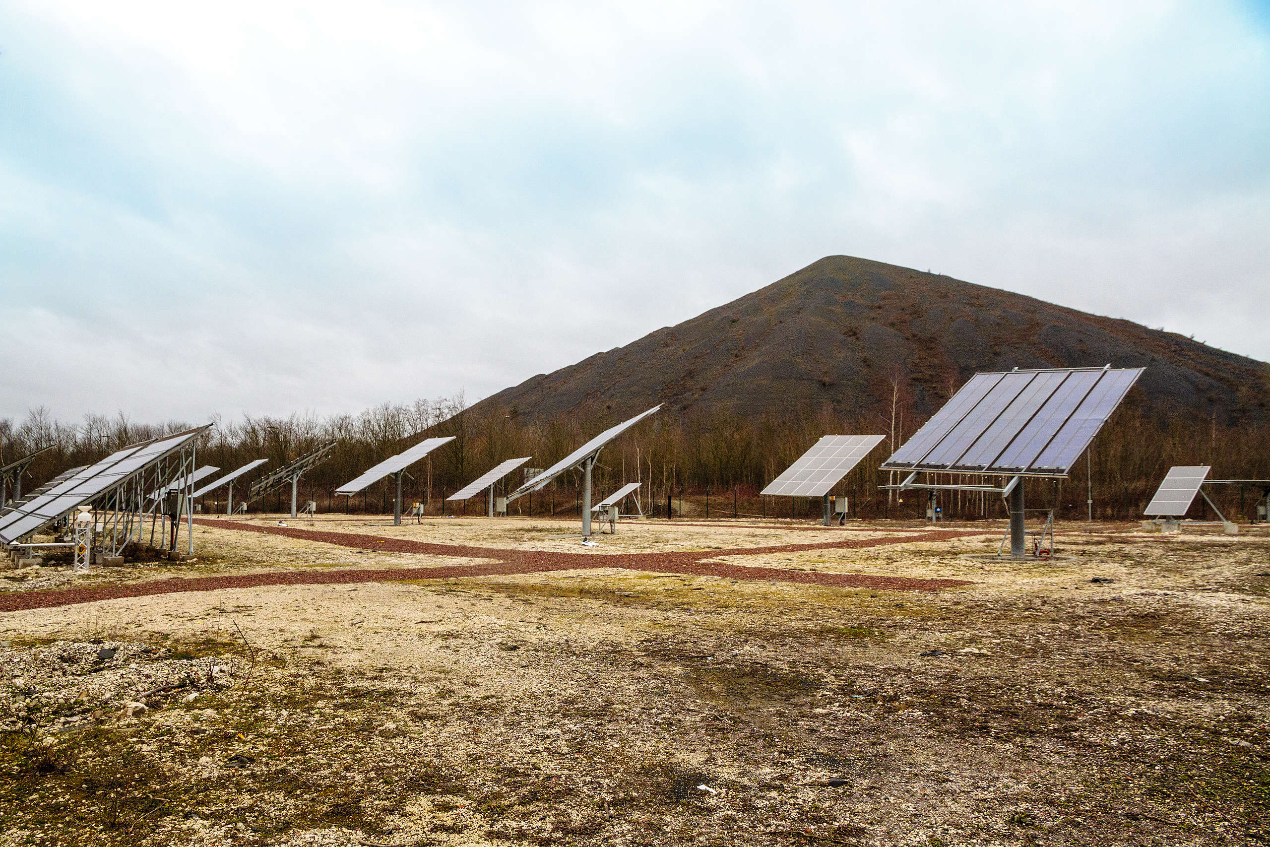 Соларна централа в близост до насипите от минни отпадъци. © Община Лос ан Гоел Соларна централа в близост до насипите от минни отпадъци. © Община Лос ан Гоел