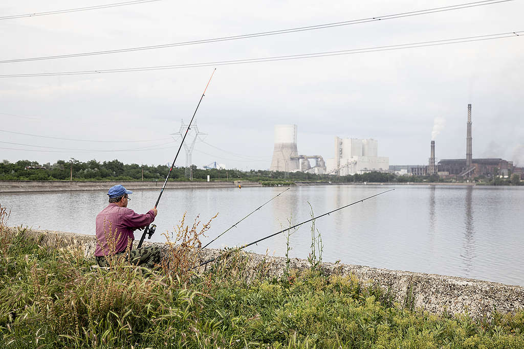 "The Unquenchable Thirst of Energy Production" - science report A fisher at the Rozov kladenetz water reservoir © „Greenpeace“ - Bulgaria / Ivan Donchev
