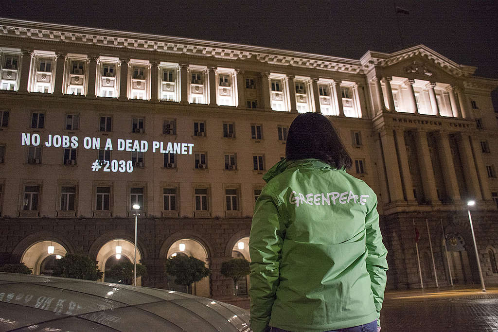 Прожекция на фасадата на Министерския съвет, 12 октомври 2021 г. С нея активисти на „Грийнпийс“ – България настояха за ясен план за енергийна трансформация с конкретни ангажименти към заетите в сектора и ролята им в бъдещото развитие на въглищните региони в страната. На фасадата е изписано No Jobs on a Dead Planet #2030 (Има работни места само на обитаема планета #2030). Прожекция на фасадата на Министерския съвет, 12 октомври 2021 г. С нея активисти на „Грийнпийс“ – България настояха за ясен план за енергийна трансформация с конкретни ангажименти към заетите в сектора и ролята им в бъдещото развитие на въглищните региони в страната. На фасадата е изписано No Jobs on a Dead Planet #2030 (Има работни места само на обитаема планета #2030).