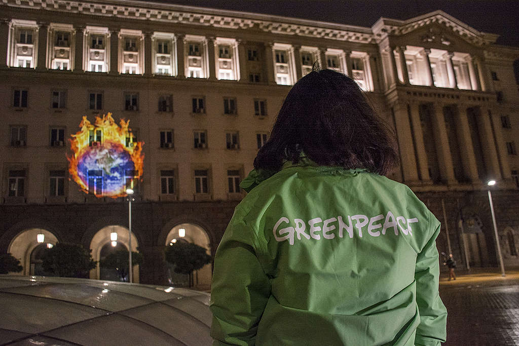Прожекция на фасадата на Министерския съвет, 12 октомври 2021 г. С нея активисти на „Грийнпийс“ – България настояха за ясен план за енергийна трансформация с конкретни ангажименти към заетите в сектора и ролята им в бъдещото развитие на въглищните региони в страната. На фасадата е прожектирано изображение на горящата планета Земя. Прожекция на фасадата на Министерския съвет, 12 октомври 2021 г. С нея активисти на „Грийнпийс“ – България настояха за ясен план за енергийна трансформация с конкретни ангажименти към заетите в сектора и ролята им в бъдещото развитие на въглищните региони в страната. На фасадата е прожектирано изображение на горящата планета Земя.