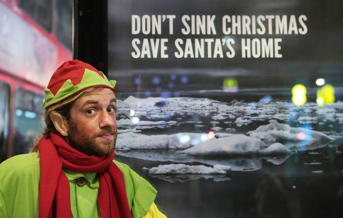 Greenpeace Elves in London. © Tom Pursey / Greenpeace