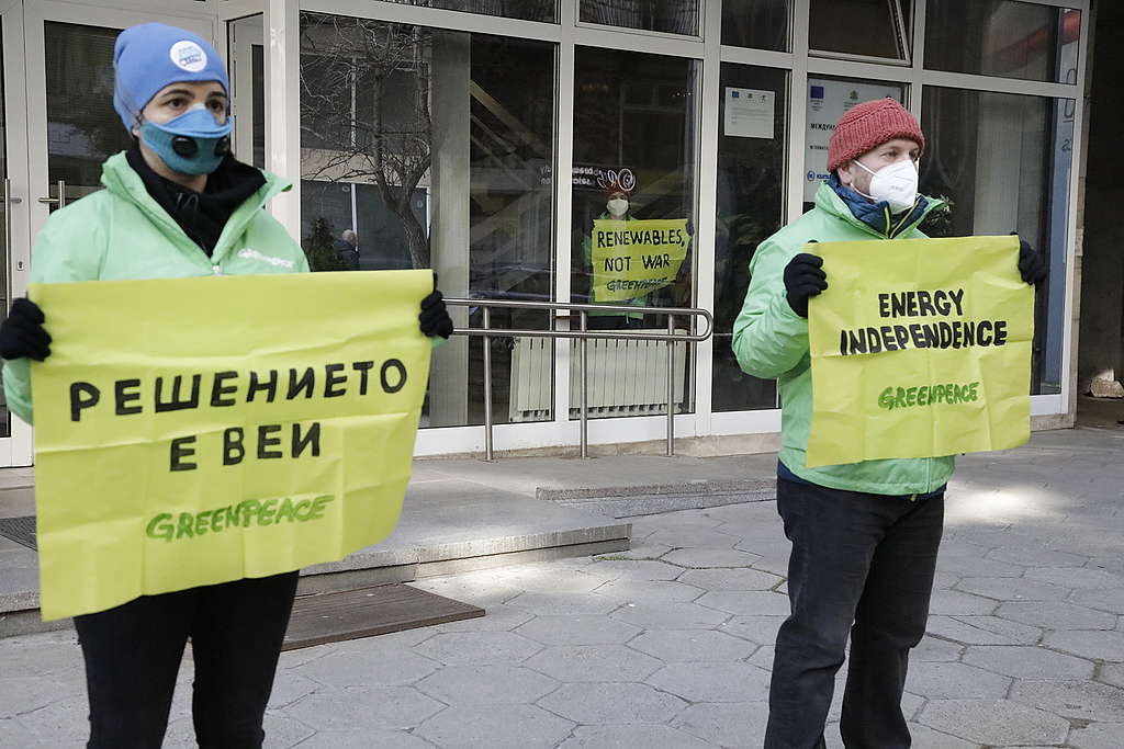 Активисти на "Грийнпийс" окупираха Министерството на енергетиката Активисти на "Грийнпийс" окупираха Министерството на енергетиката