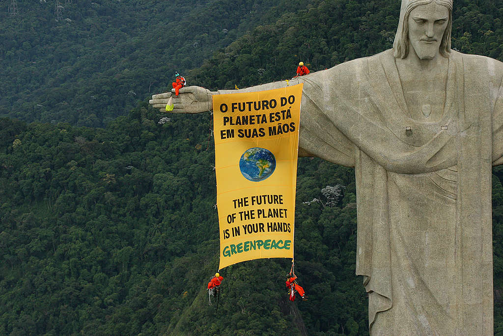 Banner Action on Christ Statue in Rio de Janeiro. © Greenpeace / Daniel Beltrá Banner Action on Christ Statue in Rio de Janeiro. © Greenpeace / Daniel Beltrá