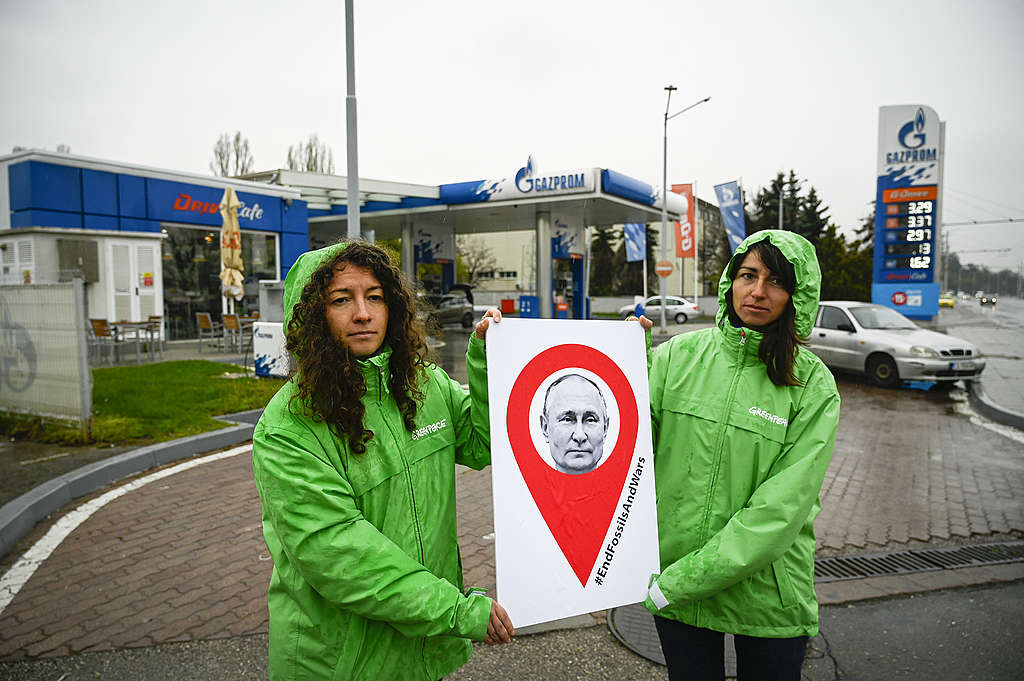 Активисти маркират компании, които финансират войната в Украйна Активисти маркират компании, които финансират войната в Украйна
