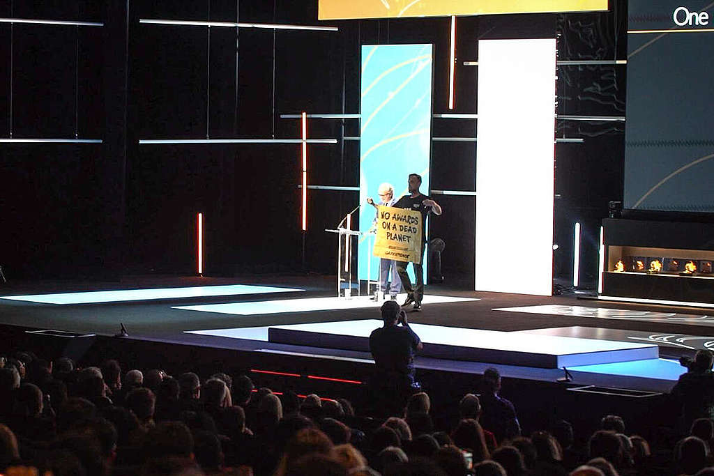 Активистът на „Грийнпийс“ Густав Мартнер на сцената на фестивала Cannes Lions Активистът на „Грийнпийс“ Густав Мартнер на сцената на фестивала Cannes Lions