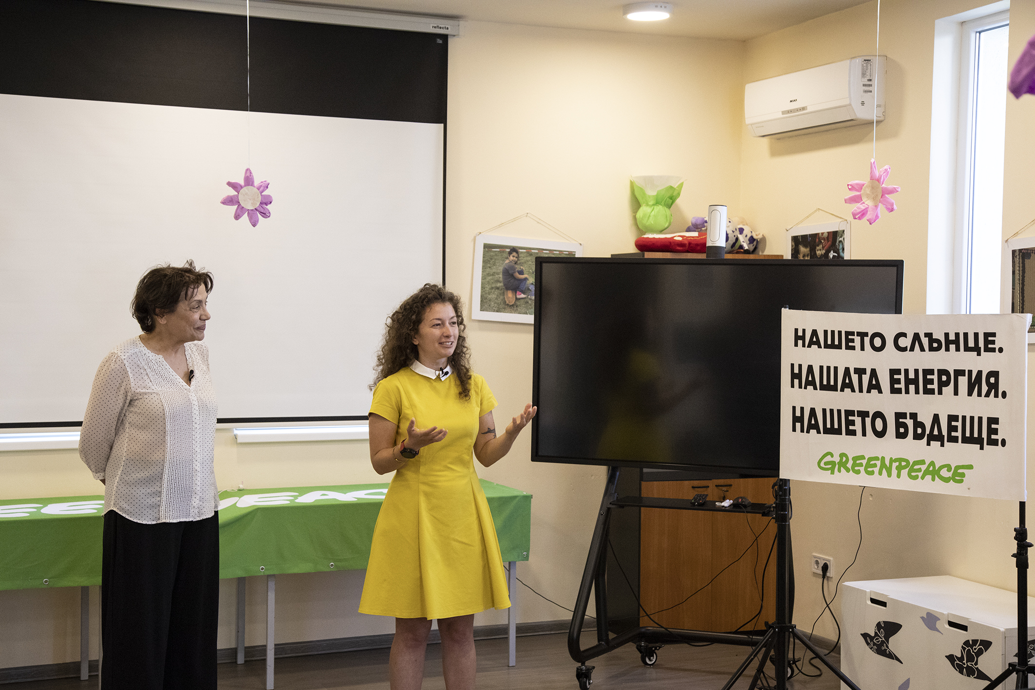 Откриване на соларната система в Център МИР: Д-р Елена Кабакчиева, председател на Фондация „Здраве и социално развитие“ вляво на снимката и Меглена Антонова от „Грийнпийс“ – България вдясно.