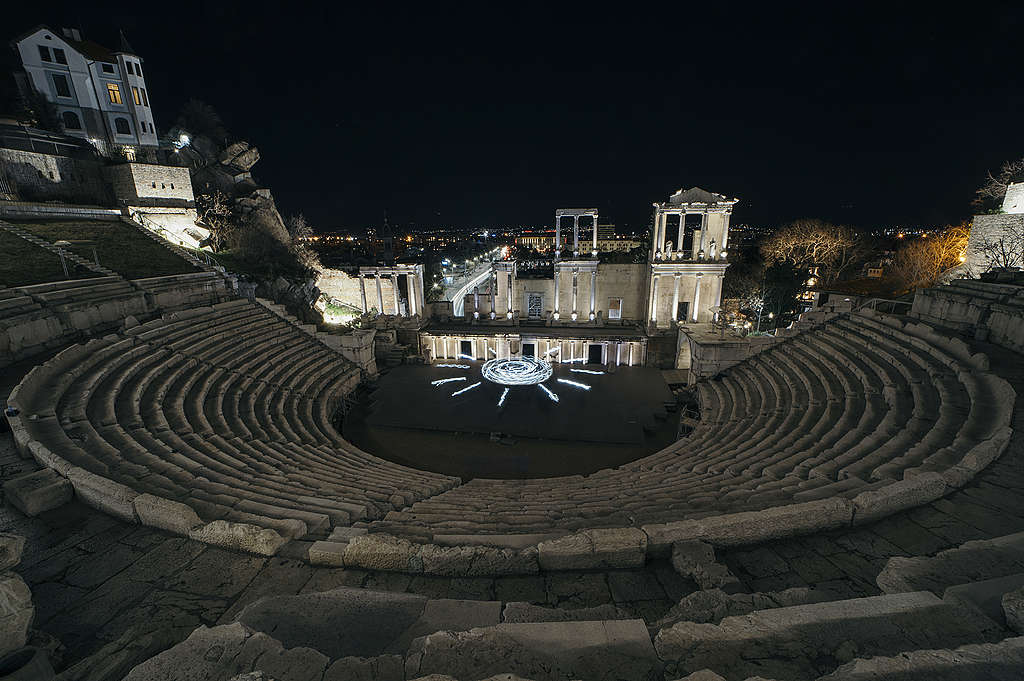 Активисти на „Грийнпийс“ осветиха Античния театър на Пловдив с акция срещу енергийната бедност