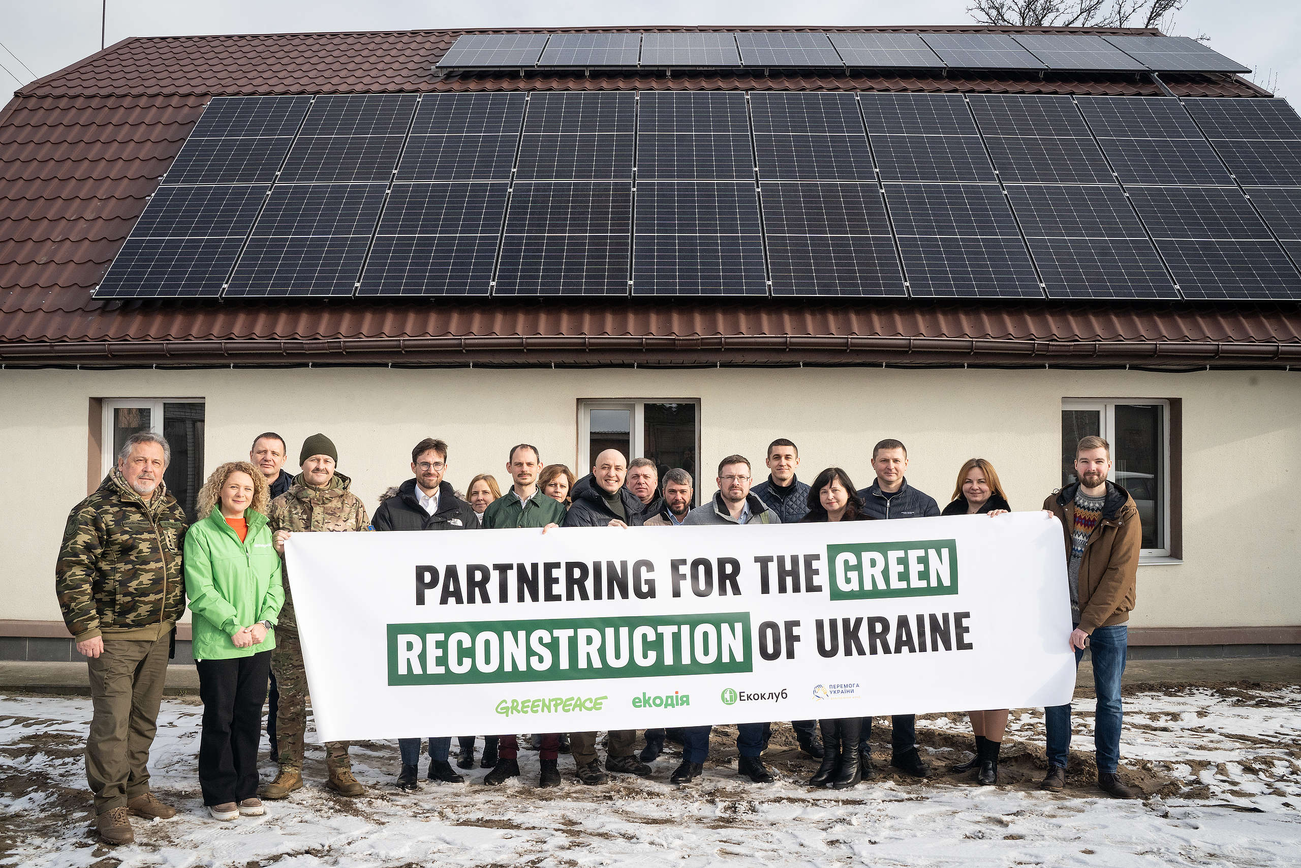 Инсталиране на соларни панели на болницата в село Хоренка, Украйна