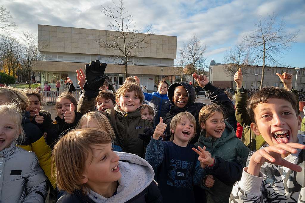 Децата от училището „Далтон де Меер“ в Амстердам получават „слънчеви“ джобни пари от произведената от соларните панели на покрива енергия.