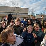 Децата от училището „Далтон де Меер“ в Амстердам получават „слънчеви“ джобни пари от произведената от соларните панели на покрива енергия.