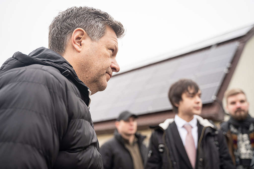 Роберт Хабек пред възстановената болница в Хоренка © Олександр Попенко Роберт Хабек пред възстановената болница в Хоренка © Олександр Попенко