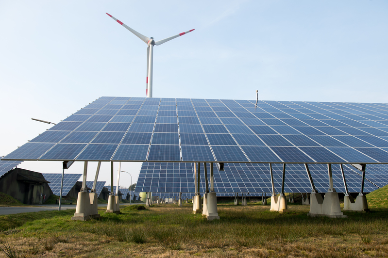 Енергийната общност в Северен Рейн-Вестфалия, германия, притежава собствен вятърен и соларен парк. 70% от домакинствата в Саербек са на възобновяема енергия.