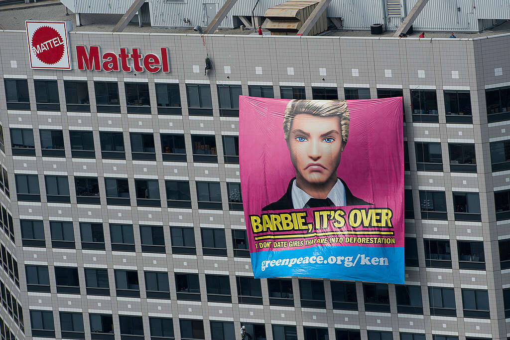 Акция в Калифорния, юни 2011 г. – активисти на „Грийнпийс“, облечени като кукли Кен, закачат два огромни банера на сградата на „Мател“. Този банер изобразява ядосания Кен с ясно послание към бившата си приятелка: „Барби, всичко приключи. Не излизам с момичета, които подкрепят обезлесяването“.