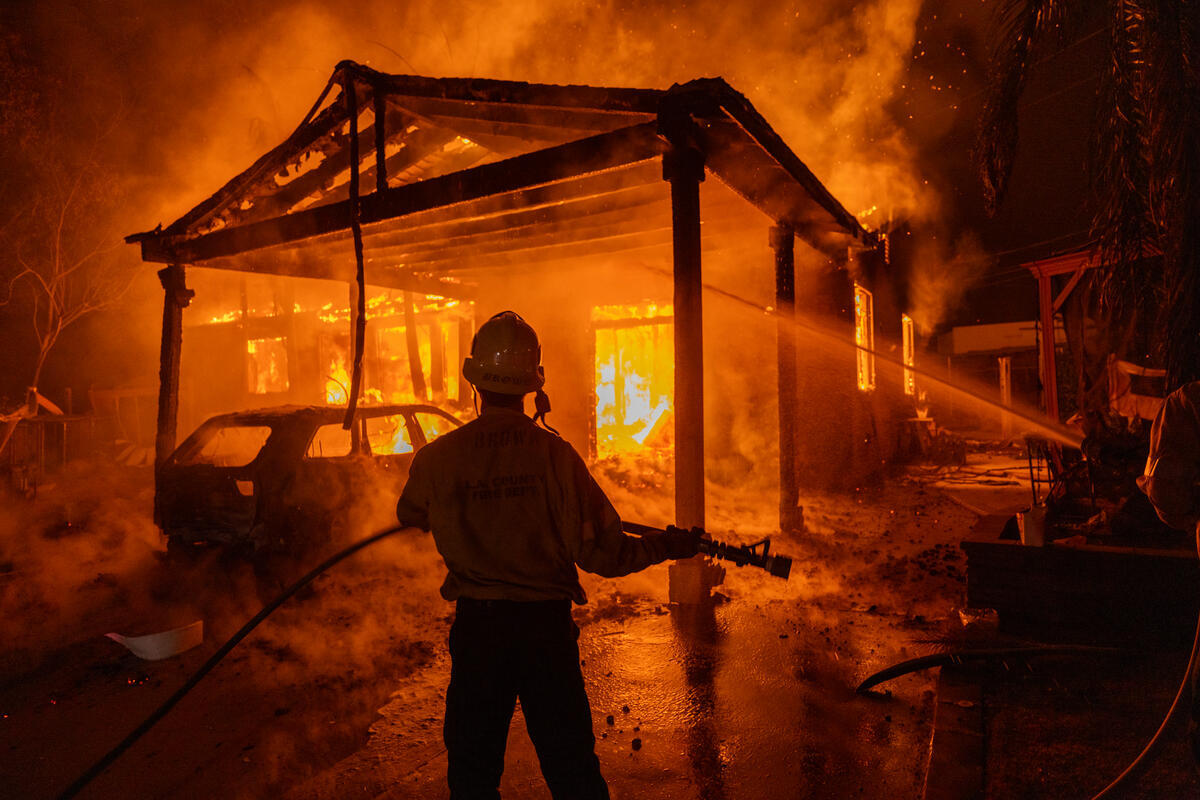 Powerful Winds Fuel Multiple Fires Across Los Angeles Area. © David McNew / Greenpeace Powerful Winds Fuel Multiple Fires Across Los Angeles Area. © David McNew / Greenpeace