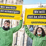 Volunteers from the Greenpeace–Group Cologne protest against SLAPP suits or harassment lawsuits in front of the SLAPP Suit Protest Cologne Cathedral. In recent years, these ‘Strategic Lawsuits Against Public Participation’ (SLAPP) have been used by corporations to stifle free speech. Greenpeace USA and Greenpeace International are about to go to trial in North Dakota, USA, where they are being sued by ET for nearly $300 million. The lawsuit against Greenpeace is related to the indigenous-led protests against the planned pipeline at Standing Rock in 2016. A defeat in court would threaten Greenpeace USA's existence and have far-reaching implications for the environmental and climate justice movement around the world.
Aktive aus der Greenpeace–Gruppe Köln protestieren gegen SLAPP-Suits oder Mobbing-Klagen. In den letzten Jahren wurden diese „Strategic Lawsuits Against Public Participation” (SLAPP; auf Deutsch: Strategische Klagen gegen öffentliche Beteiligung) von Konzernen eingesetzt, um die freie Meinungsäußerung zu unterdrücken.Greenpeace USA und Greenpeace International stehen kurz vor einem Prozess in North Dakota, USA, wo sie von ET auf fast 300 Millionen US-Dollar verklagt werden. Die Klage gegen Greenpeace steht in Zusammenhang mit den im Jahr 2016 von Indigenen geführten Protesten gegen die geplante Pipeline in Standing Rock. Eine Niederlage vor Gericht wäre für Greenpeace USA existenzbedrohend und hätte weitreichende Auswirkungen auf die Umweltschutz- und Klimagerechtigkeits-Bewegung in der ganzen Welt.