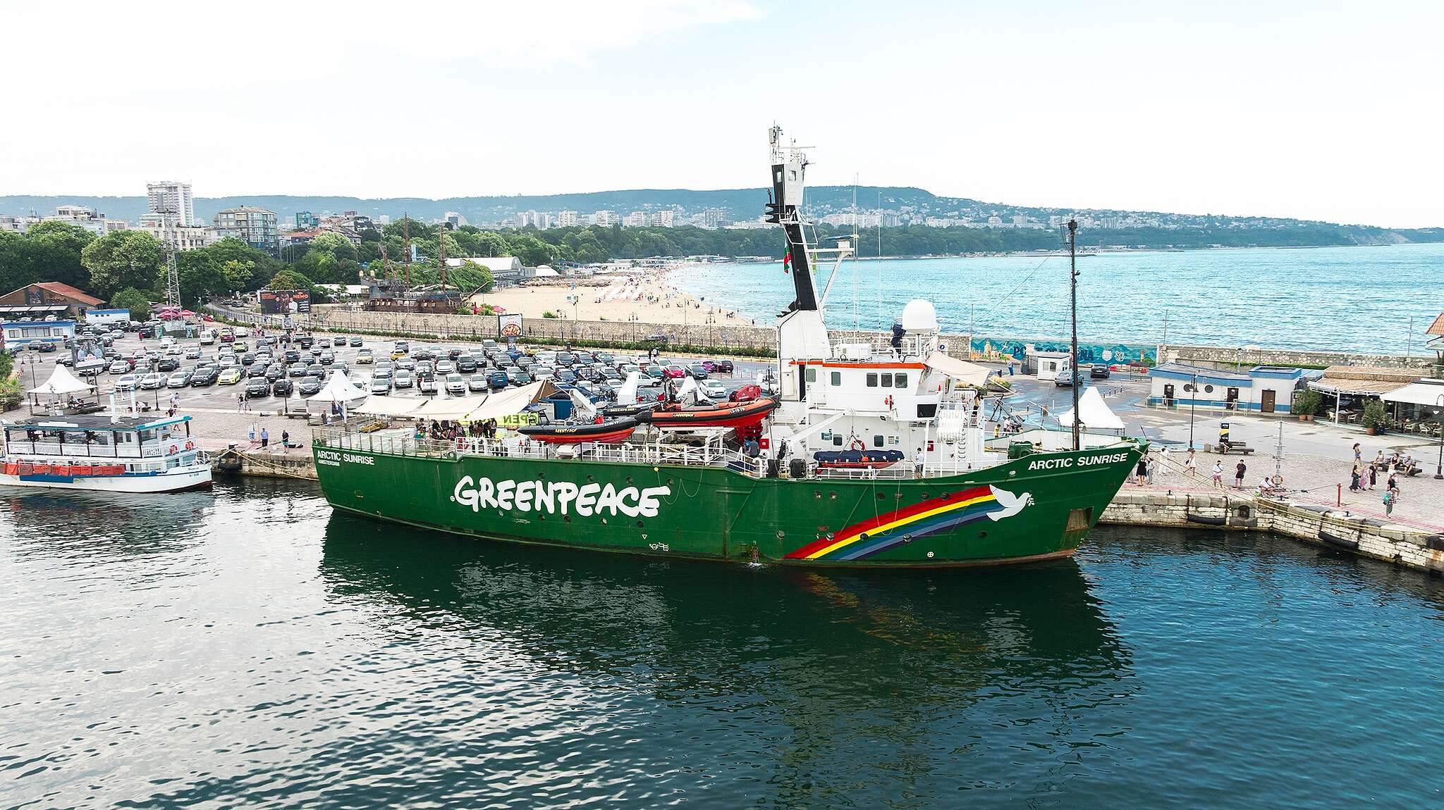 Корабът Arctic Sunrise на Морска гара Варна