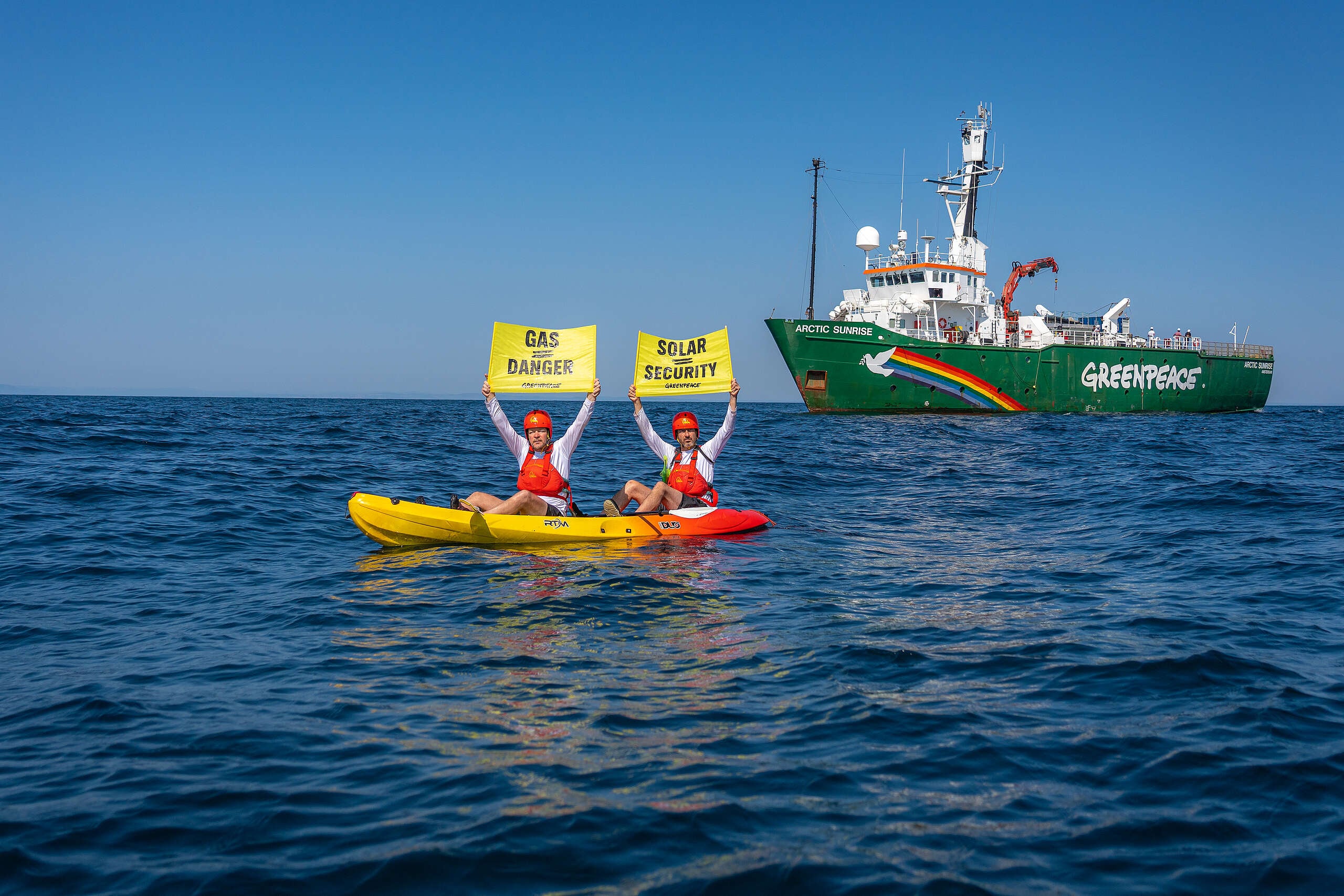 След тревожните инциденти с дронове: акция с Arctic Sunrise в Черно море предупреждава за рисковете от газовия проект „Нептун Дийп“