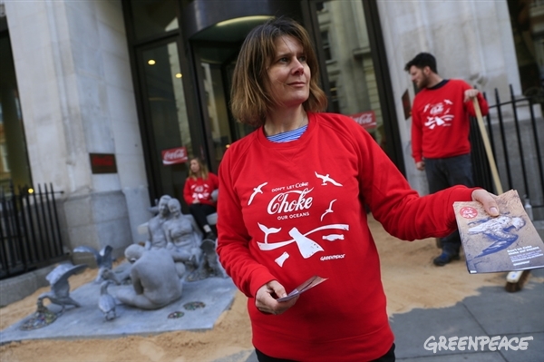 Des activistes de Greenpeace devant les bureaux de Coca-Cola pour dénoncer le rôle de la compagnie dans la pollution plastique des océans.