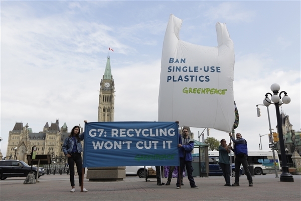 Greenpeace activists send G7 leaders a hard-to-miss message one day before the G7 Summit in Charlevoix Quebec. © David Kawai / Greenpeace