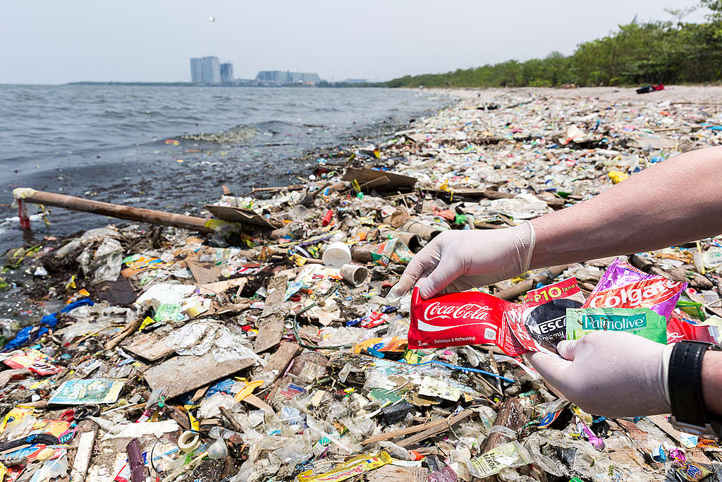 Déchets plastiques sur une plage de Manille aux Philippines. 