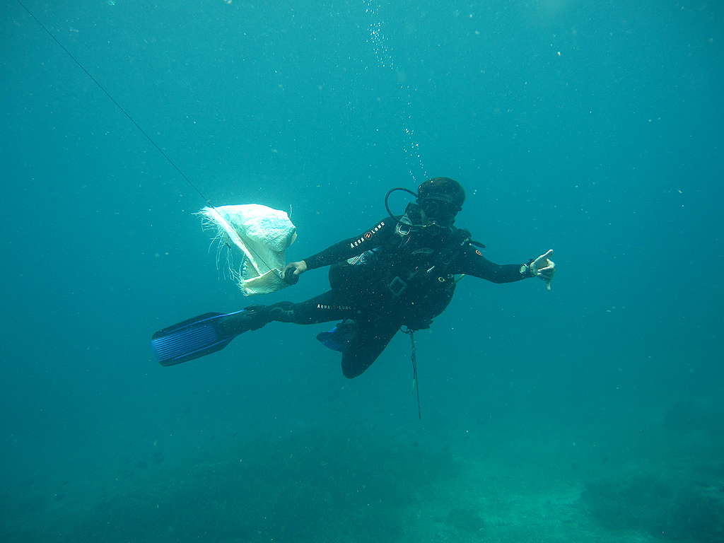 Cueillette de déchets de plastique pendant une plongée.