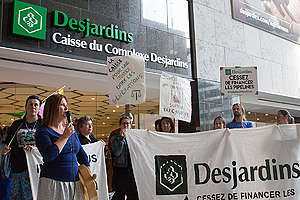 Divest The Globe Protest at Desjardins Bank in Montreal. © Jacques Lebleu / Greenpeace