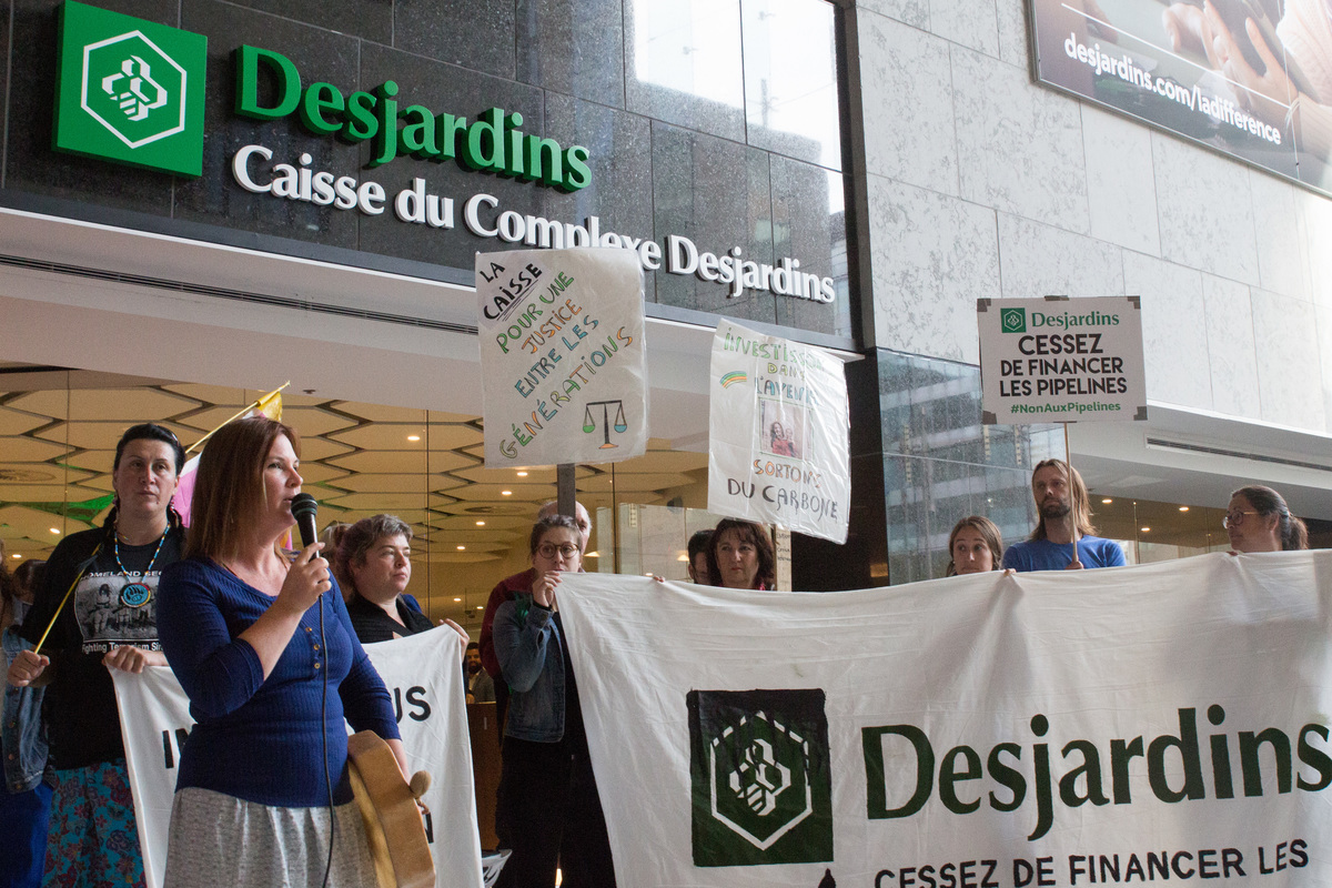 Divest The Globe Protest at Desjardins Bank in Montreal. © Jacques Lebleu / Greenpeace