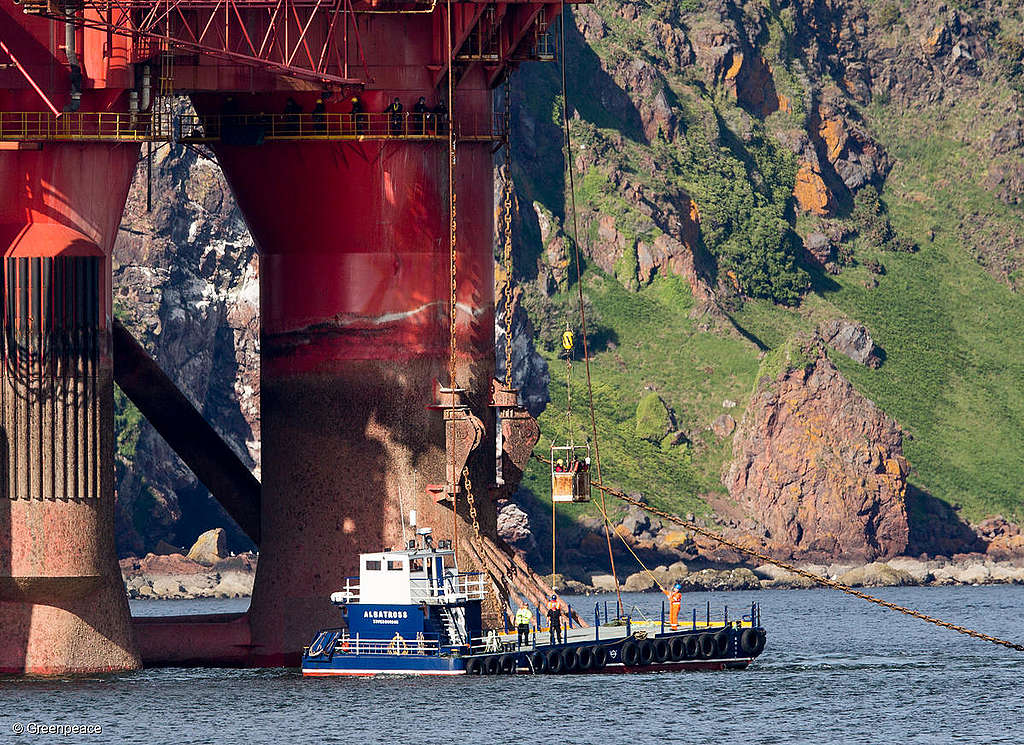 Two Greenpeace climbers arrested on BP oil rig in Scotland © Greenpeace