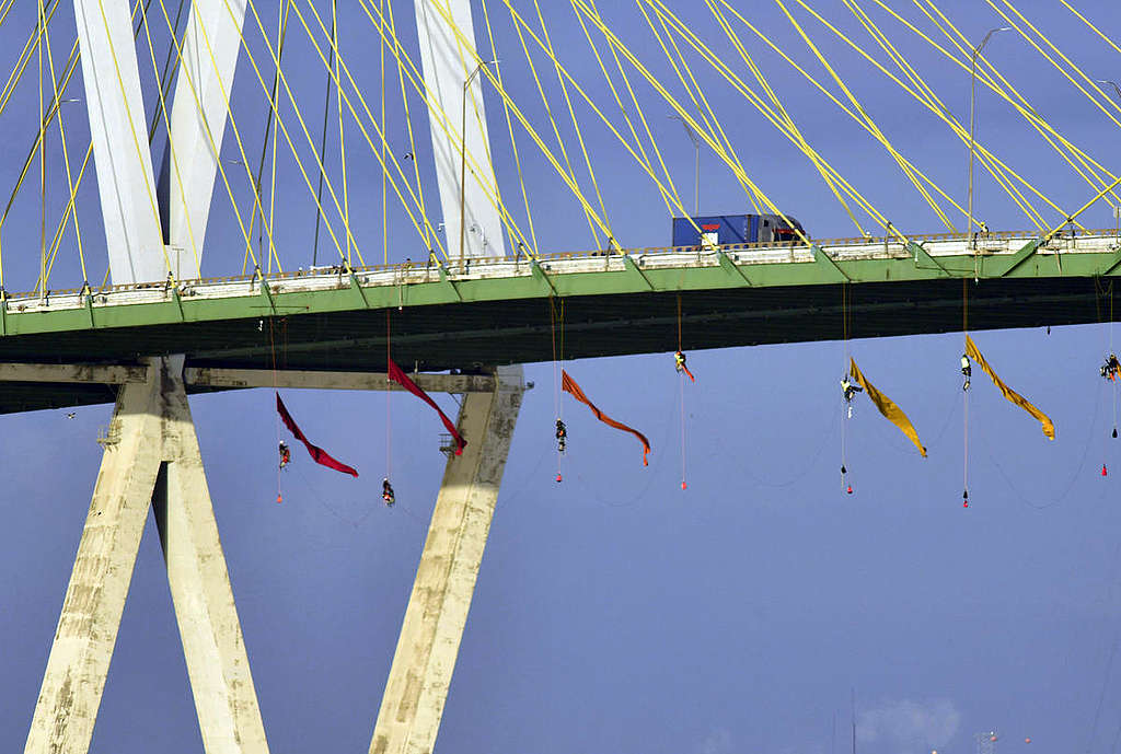 Greenpeace Activist Blockade - Greenpeace Canada