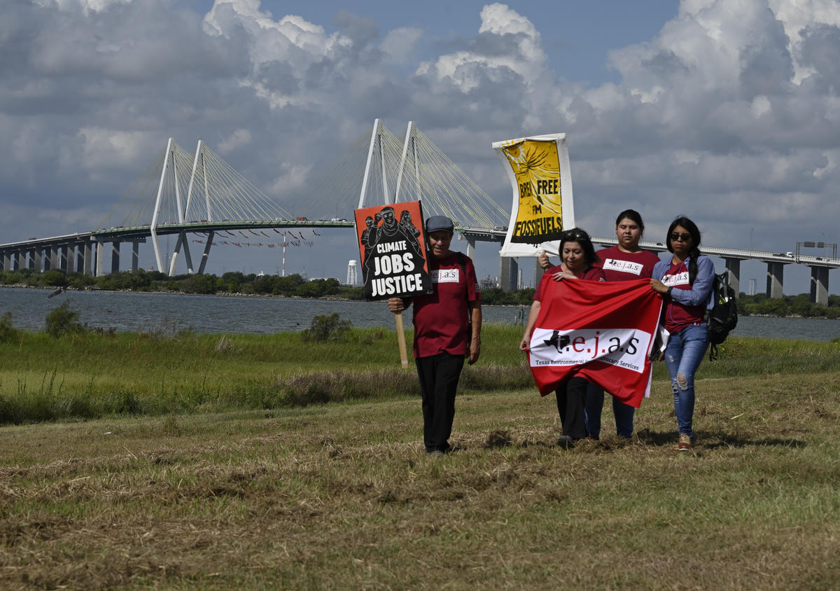 Greenpeace Activist Blockade Supporters. © Greenpeace