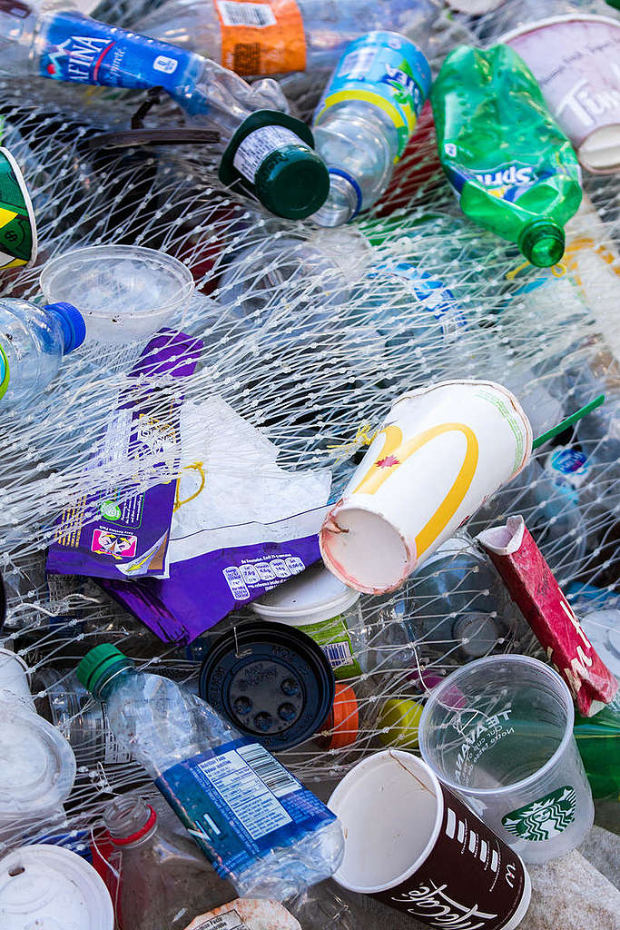Installation Déchets Plastiques au Square Yonge-Dundas, Toronto. © Vanessa Garrison / Greenpeace Installation Déchets Plastiques au Square Yonge-Dundas, Toronto. © Vanessa Garrison / Greenpeace