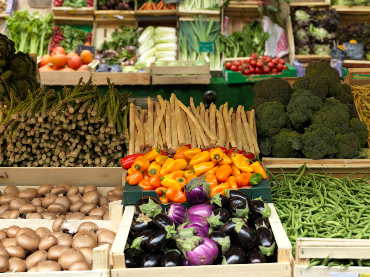 Ecological Produce at Farmers Market in Paris. © Peter Caton / Greenpeace