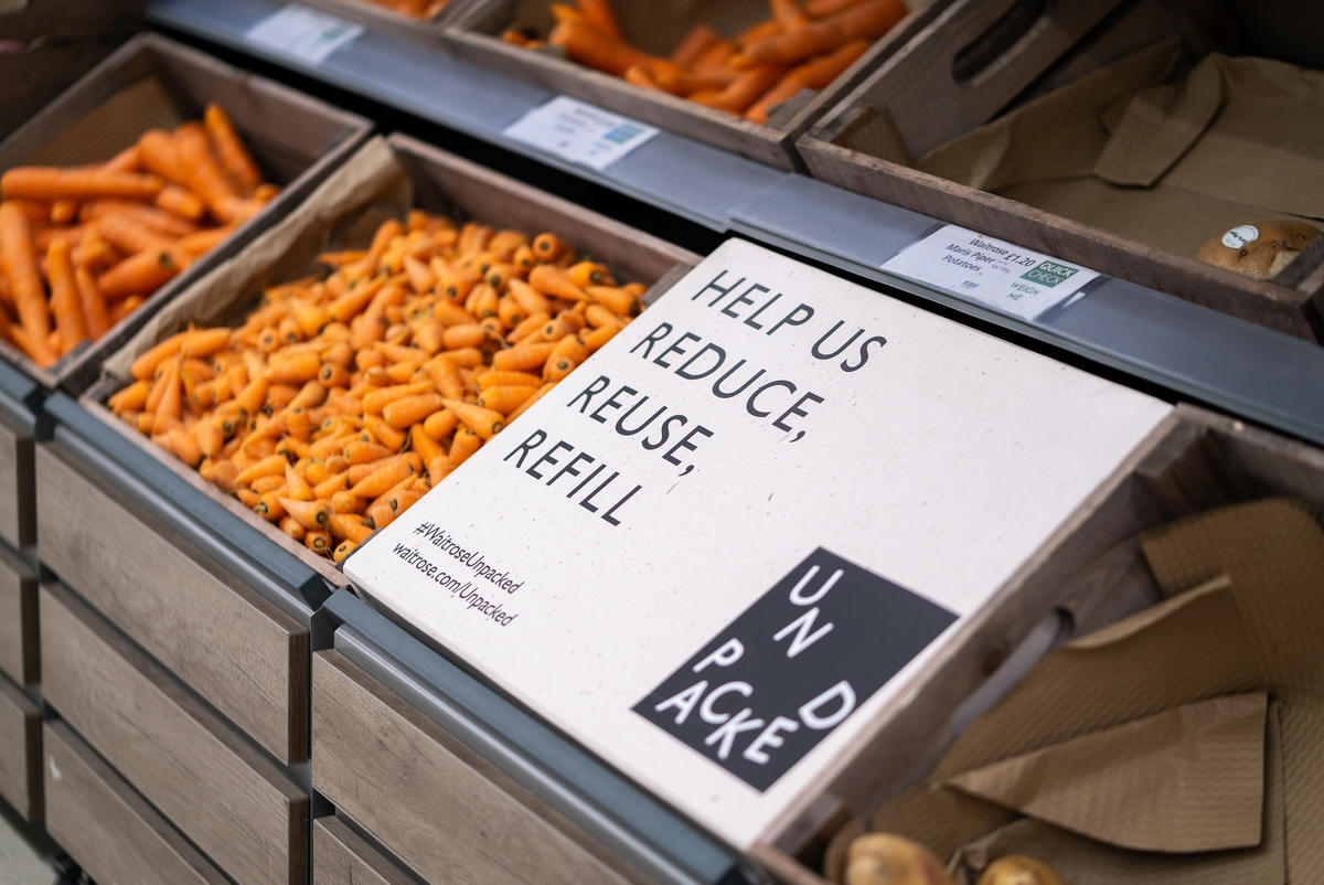 Loose Carrots on Display. © Isabelle Rose Povey / Greenpeace