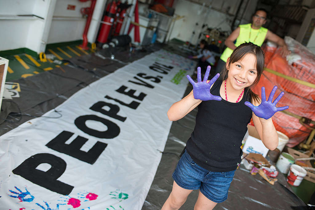 Banner Painting with Kids - Haida Gwaii. © Greenpeace / Keri Coles