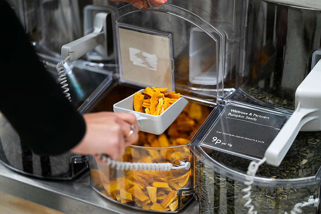 Dried Mangos at a Refill Station. © Isabelle Rose Povey / Greenpeace