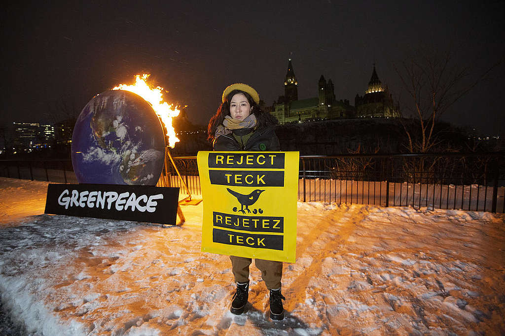 Burning call to Reject Teck in Ottawa, Canada. © Greenpeace