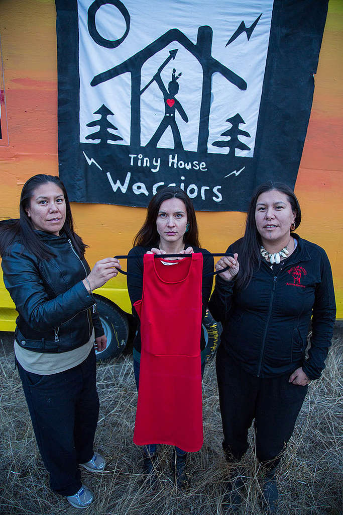 Kanahus (D) and Mayuk (G) Manuel, Tiny House Warriors, avec Melina Laboucan-Massimo, Lubicon Solar (C) La robe rouge en l'honneur des femmes et des filles autochtones disparues et assassinées.