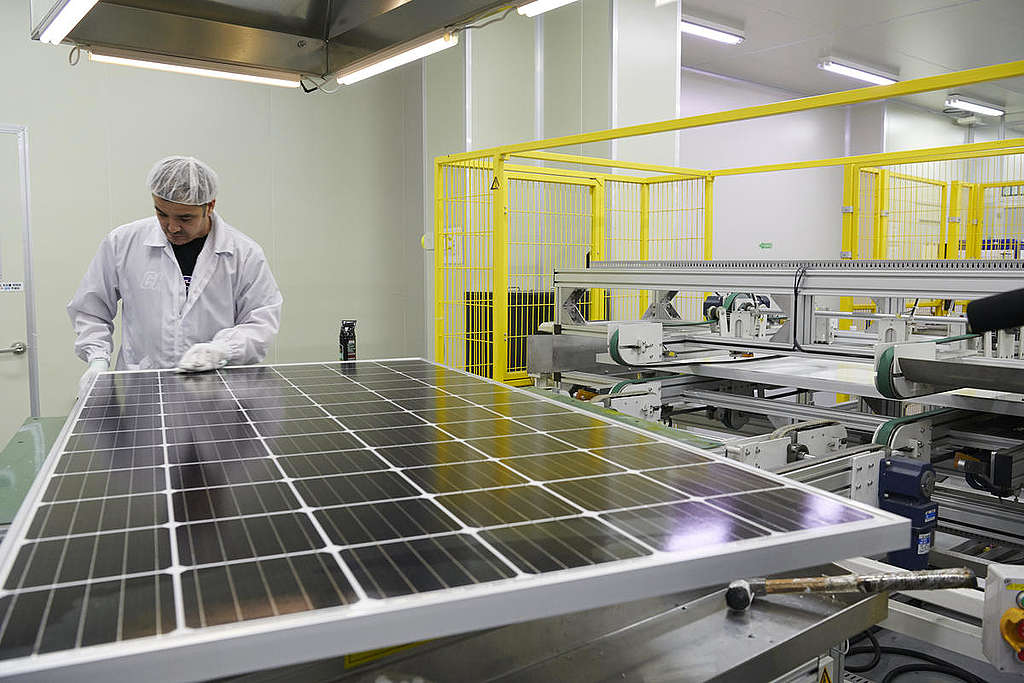 Solar Panel Factory, S. Korea. © Jung-geun Augustine Park / Greenpeace Solar Panel Factory, S. Korea. © Jung-geun Augustine Park / Greenpeace