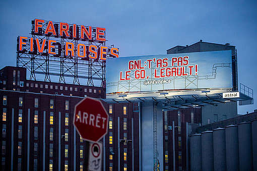 Mars 2021, à la veille de la remise du rapport du BAPE au gouvernement, action de Greenpeace à Montréal pour rappeler à Legault la non acceptabilité sociale autour de ce projet.