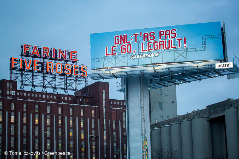 A big banner reads “GNL: t’as pas le go, Legault!” in Montreal, Quebec.