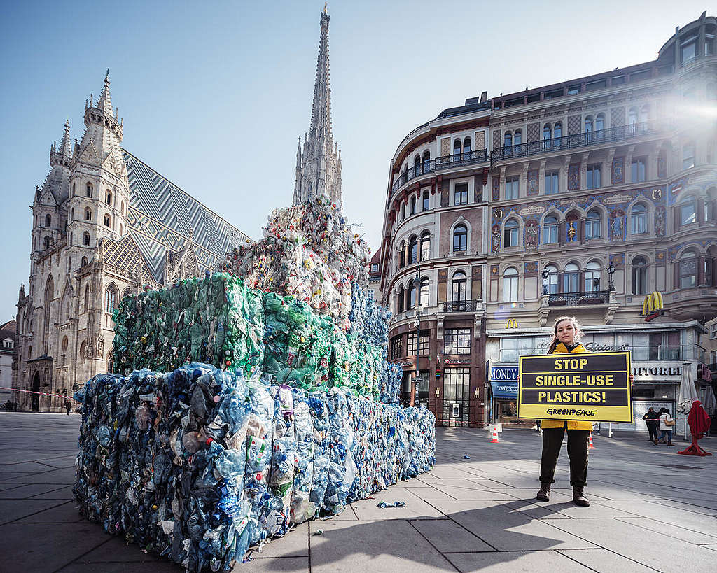 "Plastikberg" - Action with Plastic Mountain in Vienna. © Mitja Kobal / Greenpeace "Plastikberg" - Action with Plastic Mountain in Vienna. © Mitja Kobal / Greenpeace