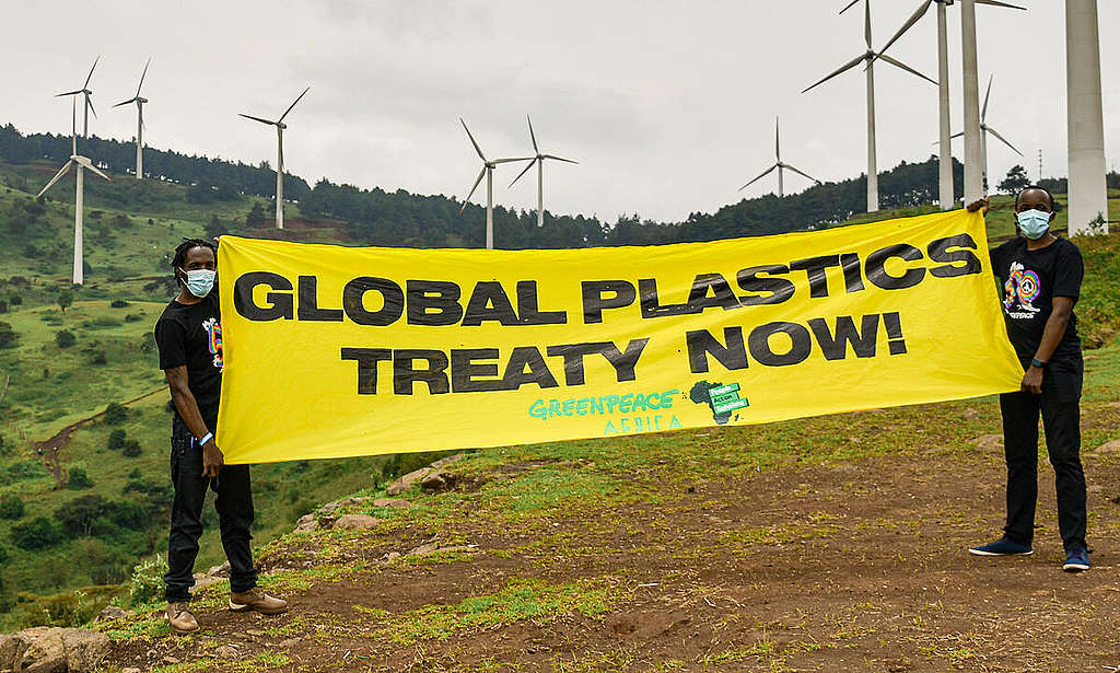 Action in support of a Global Plastics Treaty at the Ngong Hills in Nairobi, Kenya. © Paul Basweti / Greenpeace Action in support of a Global Plastics Treaty at the Ngong Hills in Nairobi, Kenya. © Paul Basweti / Greenpeace