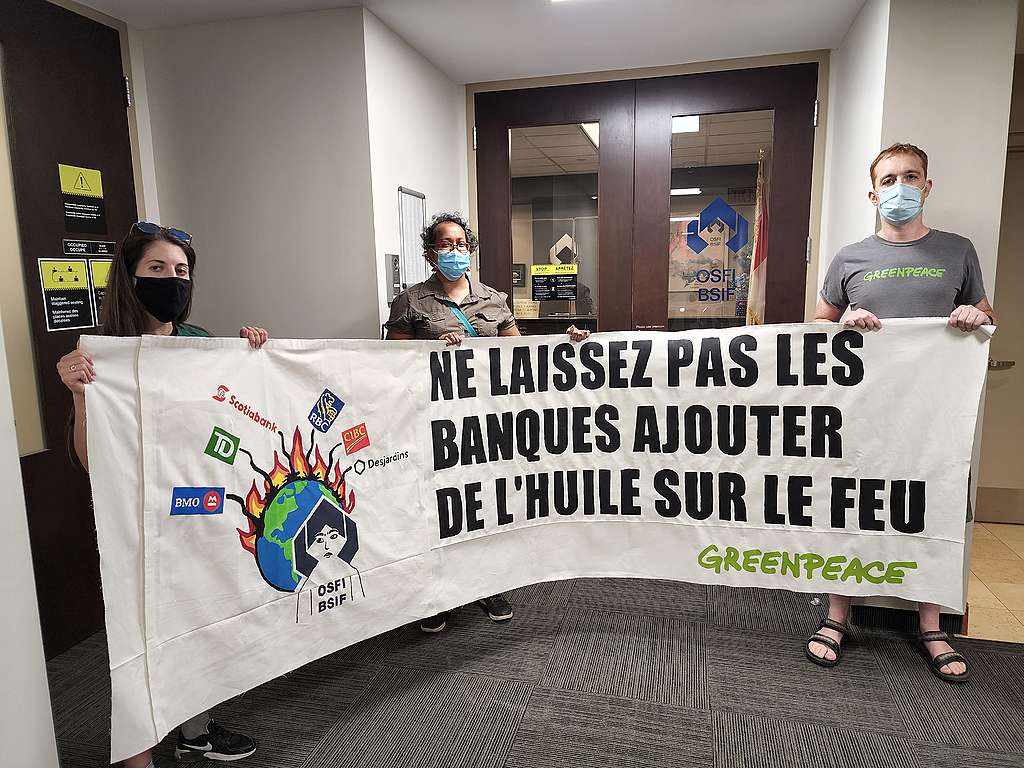 Des activistes de Greenpeace livrent un message : « Ne laissez pas les banques ajouter de l'huile sur le feu ! »